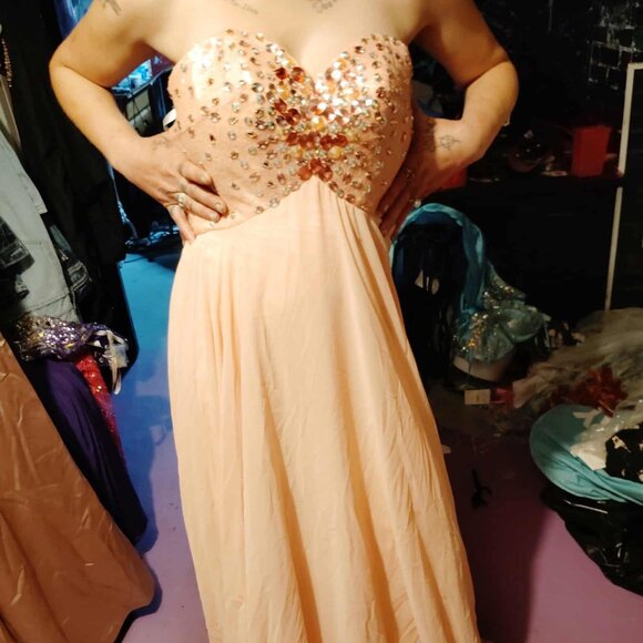 Formal wear - Picture 2 of 4